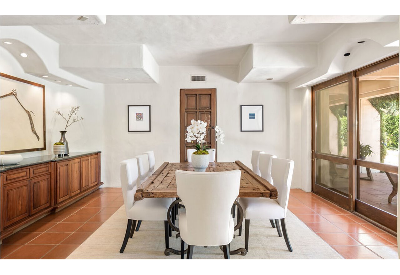 Comedor con sillas de color blanco casa de estilo mediterráneo del director de cine James Cameron
