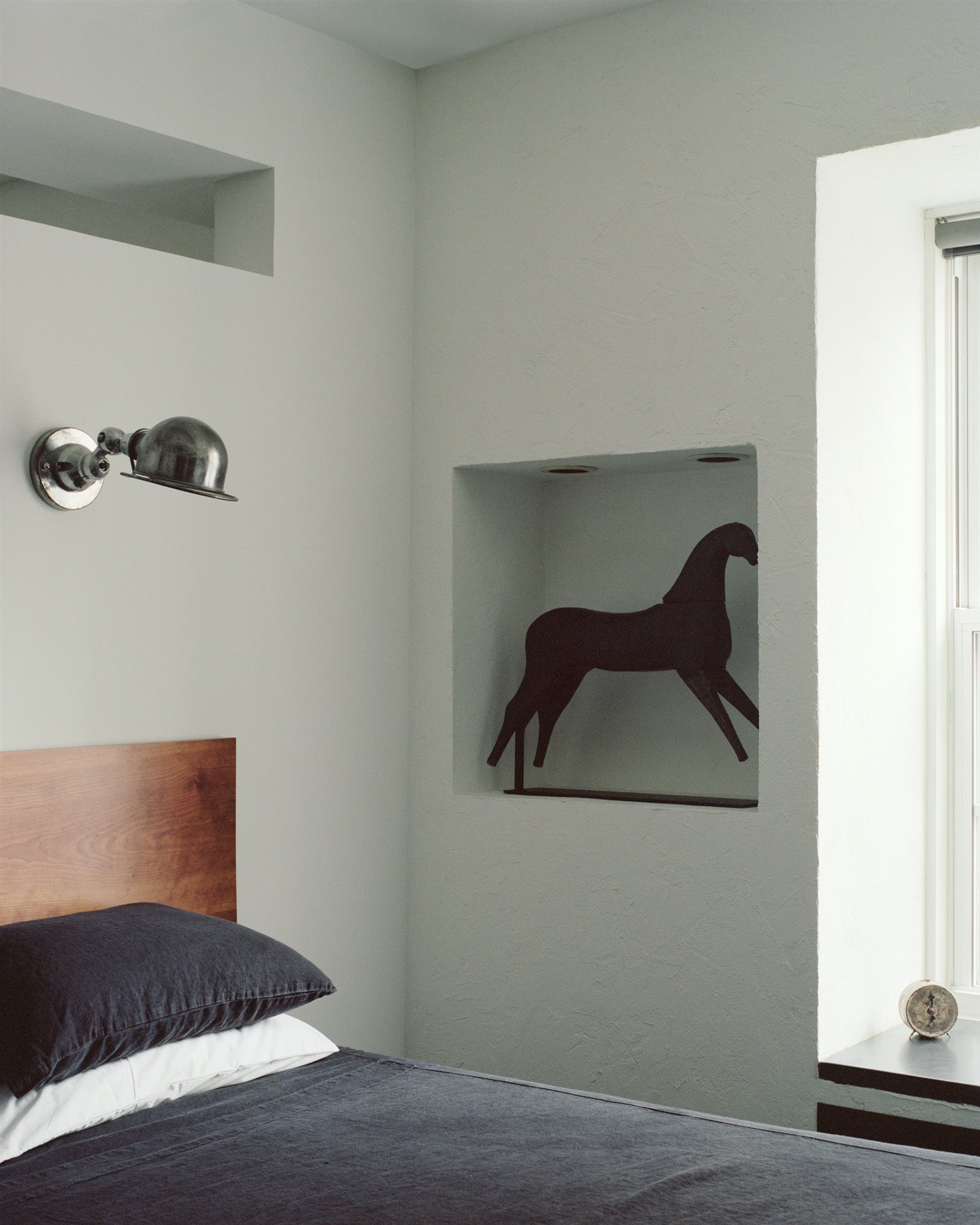 Dormitorio con lampara en la pared