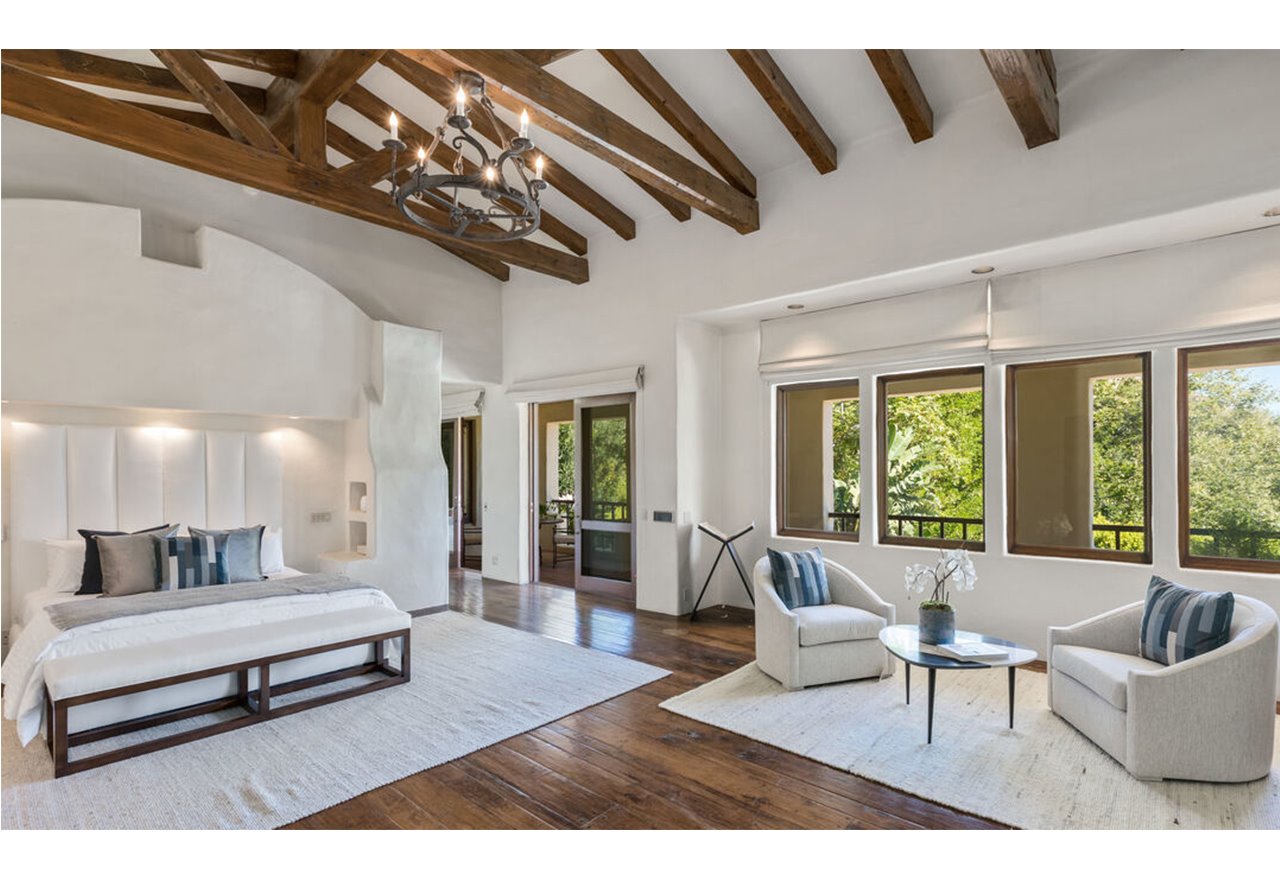 Dormitorio con techo con vigas de madera casa de estilo mediterráneo del director de cine James Cameron