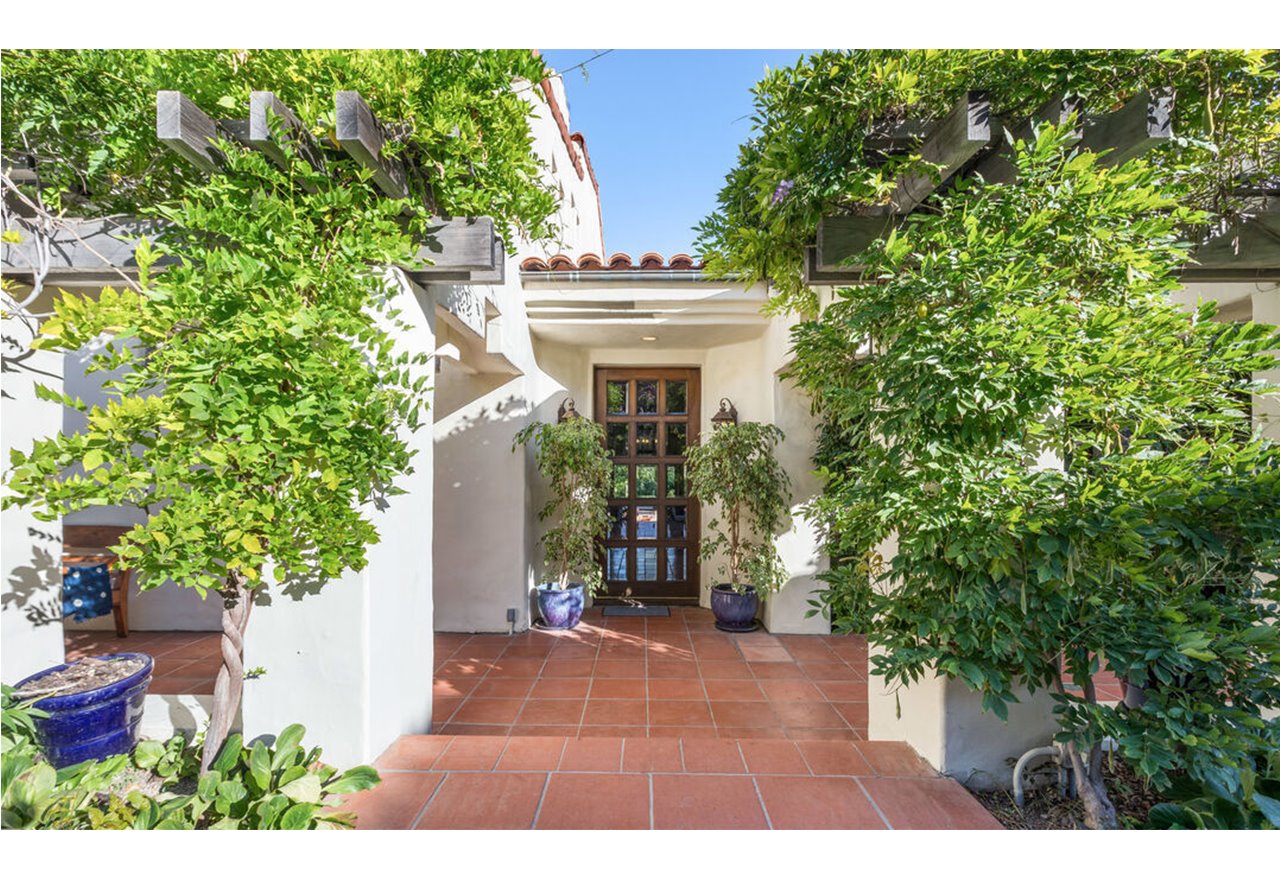 Entrada casa de estilo mediterráneo del director de cine James Cameron