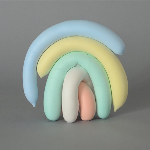 Esculturas pastel que reflexionan sobre la masculinidad y el envejecimiento