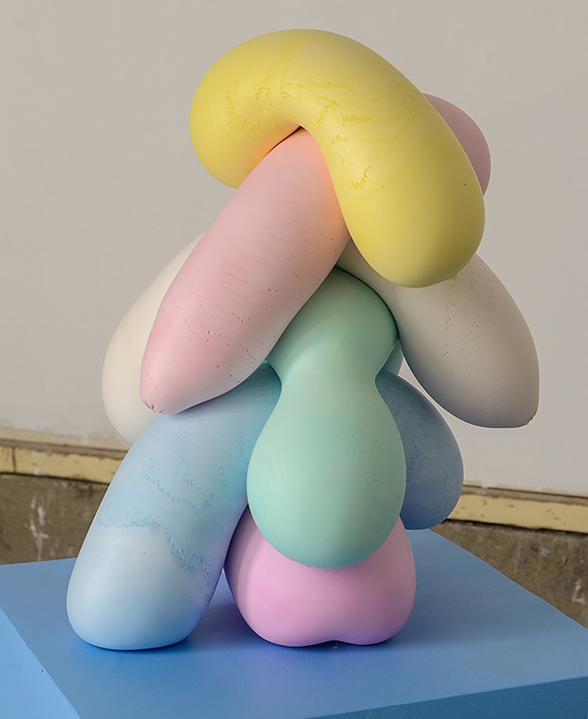 Sus referencias más inmediatas cuando crea son Jeff Koons, Louise Bourgeois, el dadaísmo y el arte povera. 