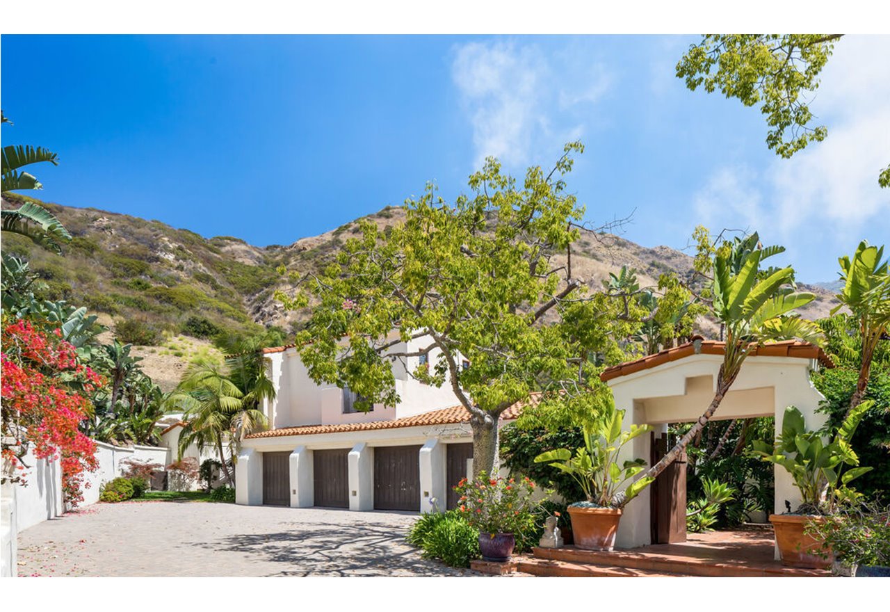 Fachada casa de estilo mediterráneo del director de cine James Cameron