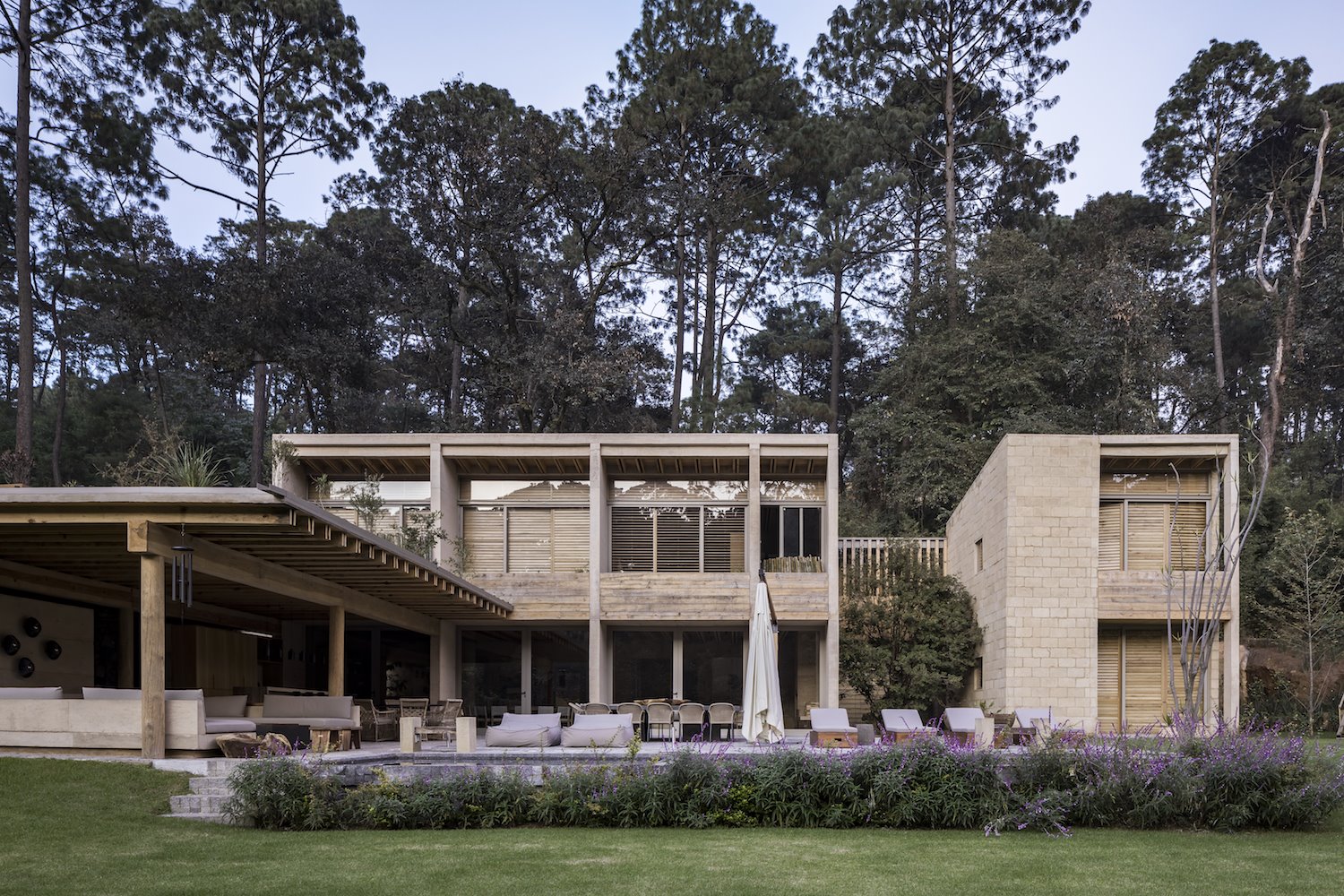 Fachada con jardin casa arquitecto Hector Barroso en Mexico