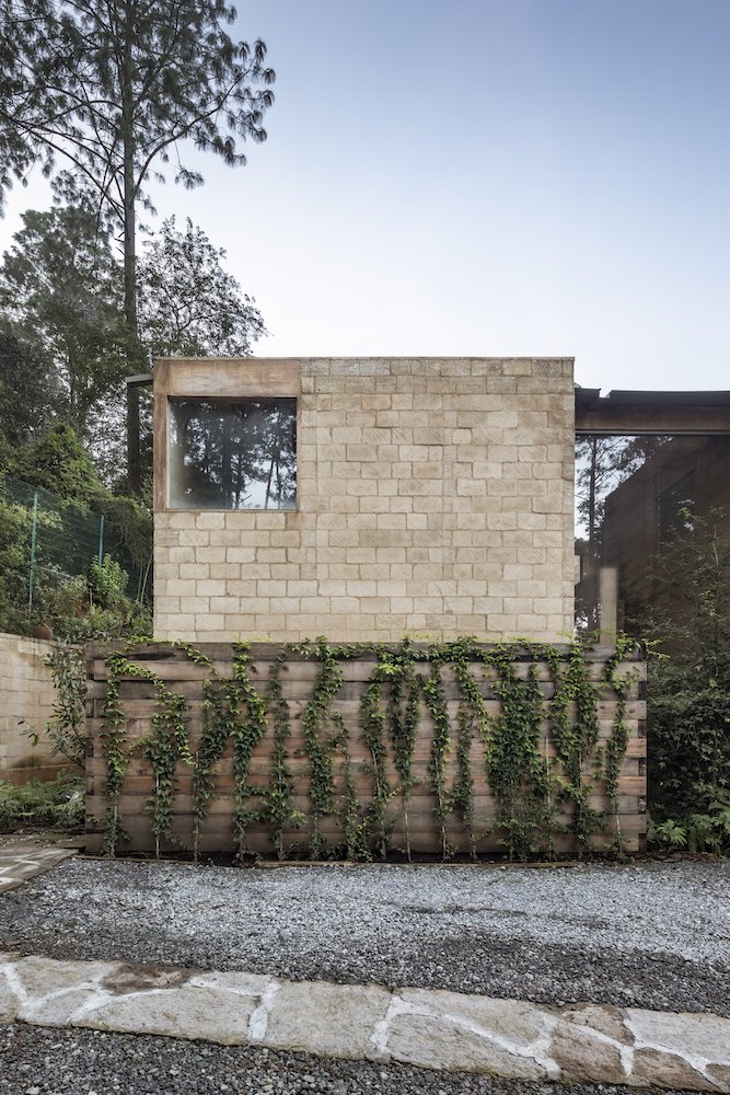 Fachada de piedra con hiedra casa arquitecto Hector Barroso en Mexico