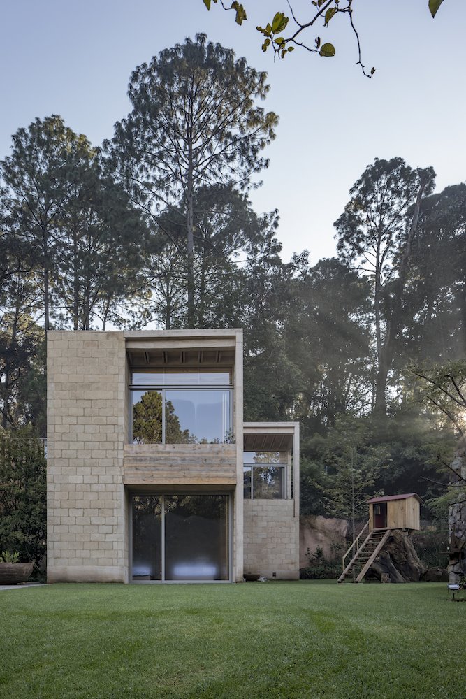 Jardin con casita de madera para niños casa arquitecto Hector Barroso en Mexico