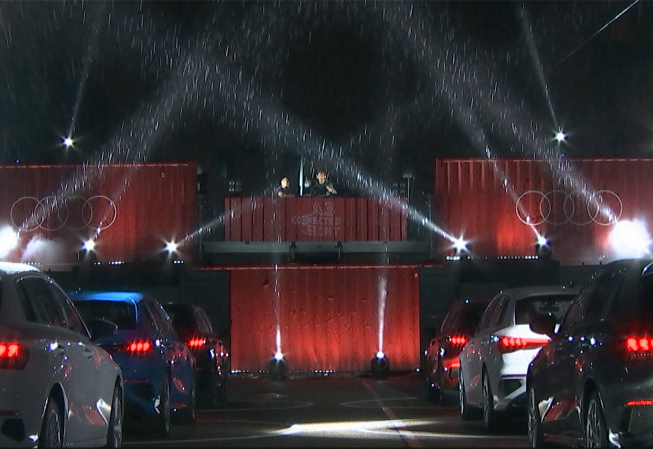 La lluvia tiñe la noche de una evocadora atmósfera a lo "Blade Runner"