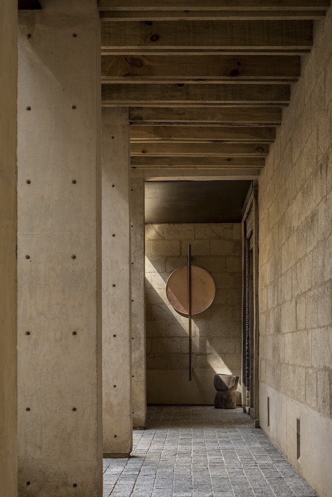 Pasillos con vigas de hormigón casa arquitecto Hector Barroso en Mexico