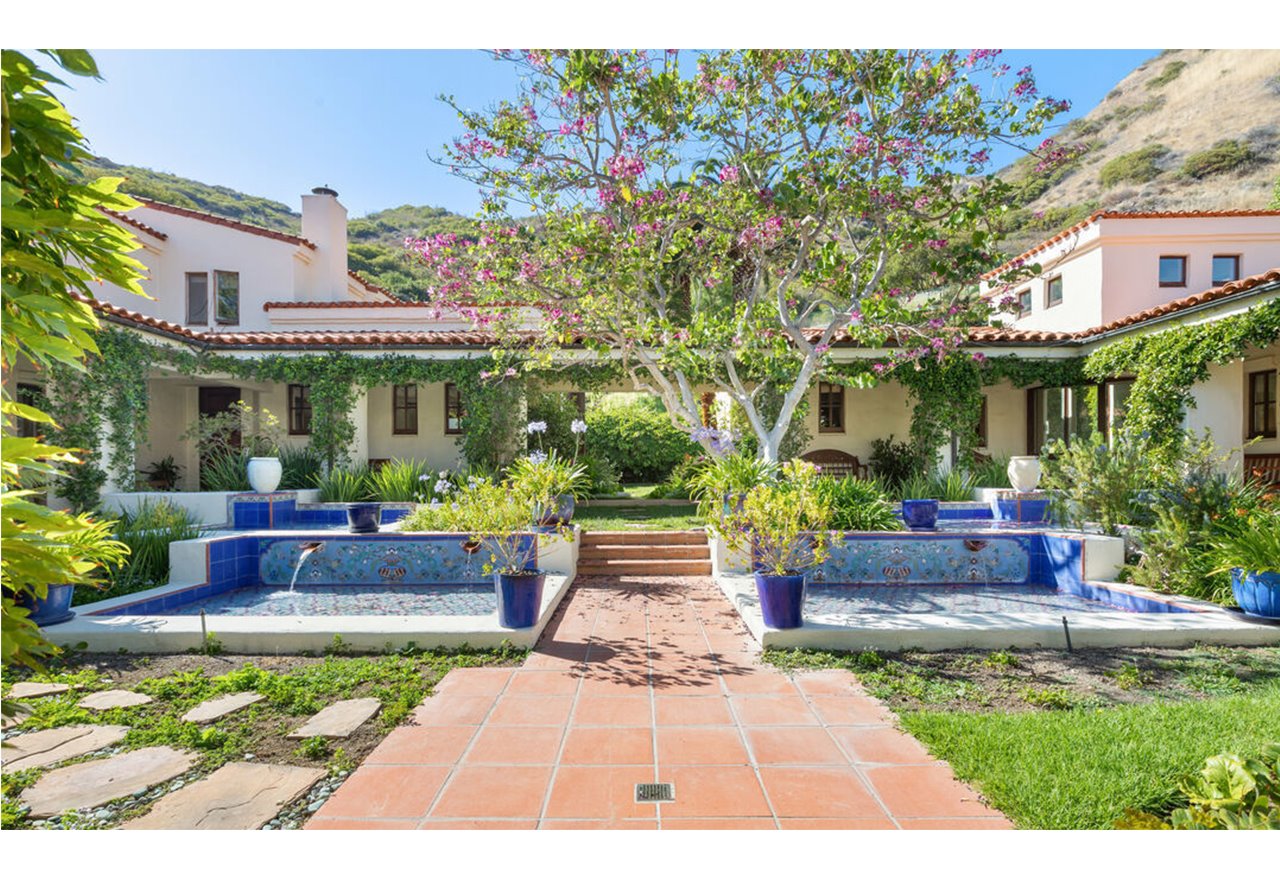 Patio con fuentes y jardines casa de estilo mediterráneo del director de cine James Cameron