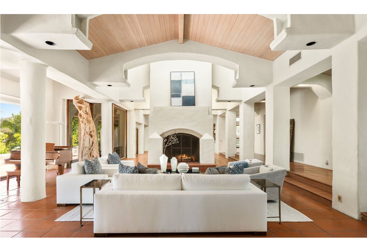 Salon con techos altos de madera casa de estilo mediterráneo del director de cine James Cameron