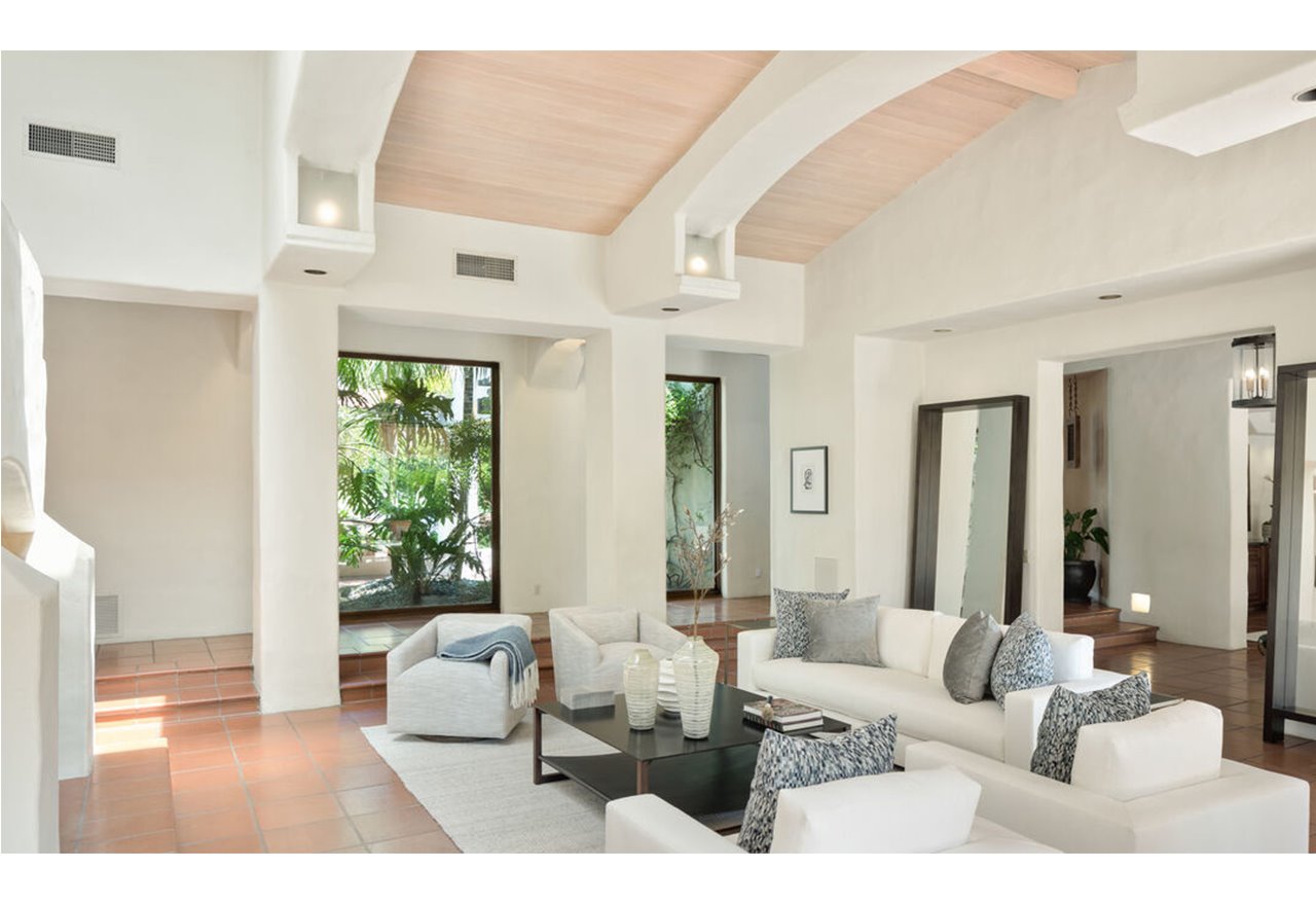Salon con techos altos y muebles tapizados en color blanco casa de estilo mediterráneo del director de cine James Cameron