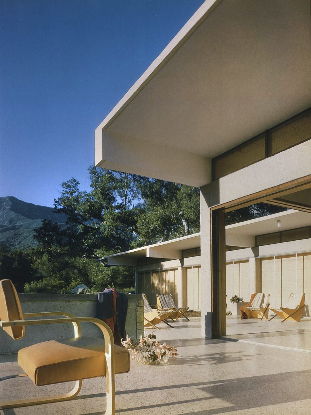 Silla exterior porche Casa en Montecido california diseñada por Richard Neutra