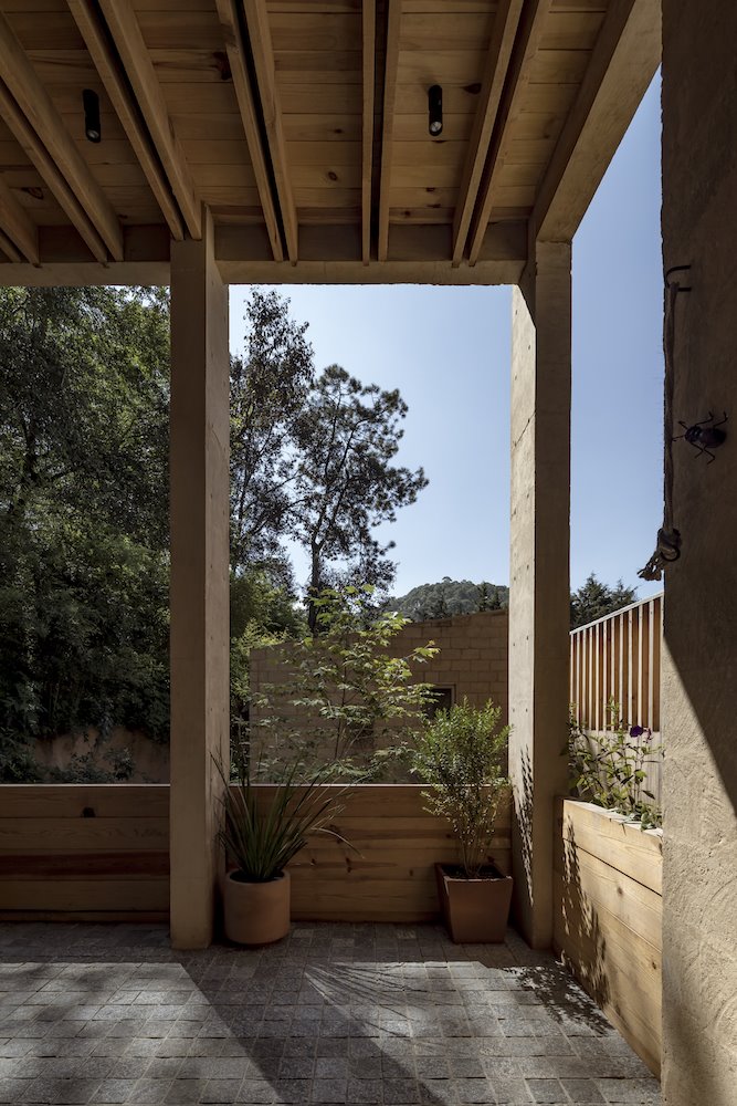 Terraza con vigas de madera casa arquitecto Hector Barroso en Mexico