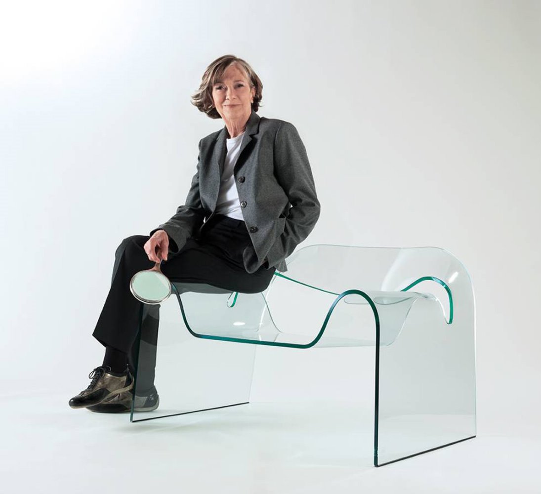 Cini Boeri con la silla Fantasma que creó en 1987 junto con su colaborador Tomu Katayanagi para Fiam. Realizada en una sola pieza de vidrio, es un ejemplo de su exploración de los límites de los materiales.