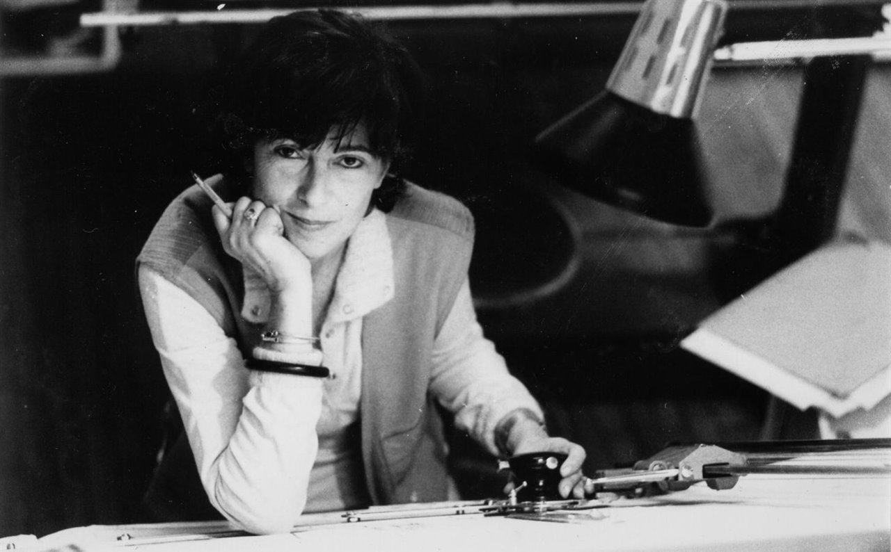 Cini Boeri en su estudio de Milán en 1978.