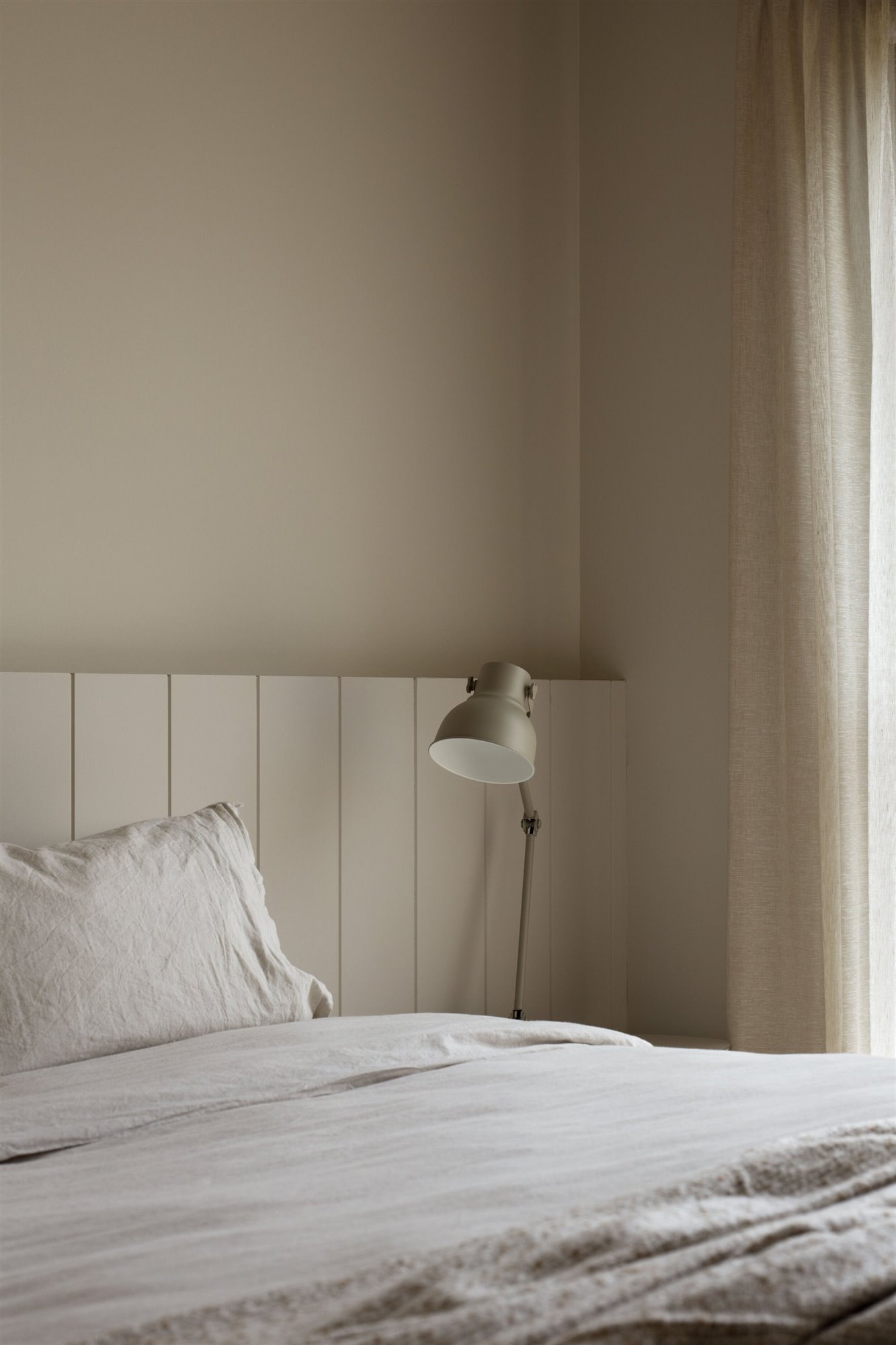 Dormitorio cama con lampara en mesilla de noche