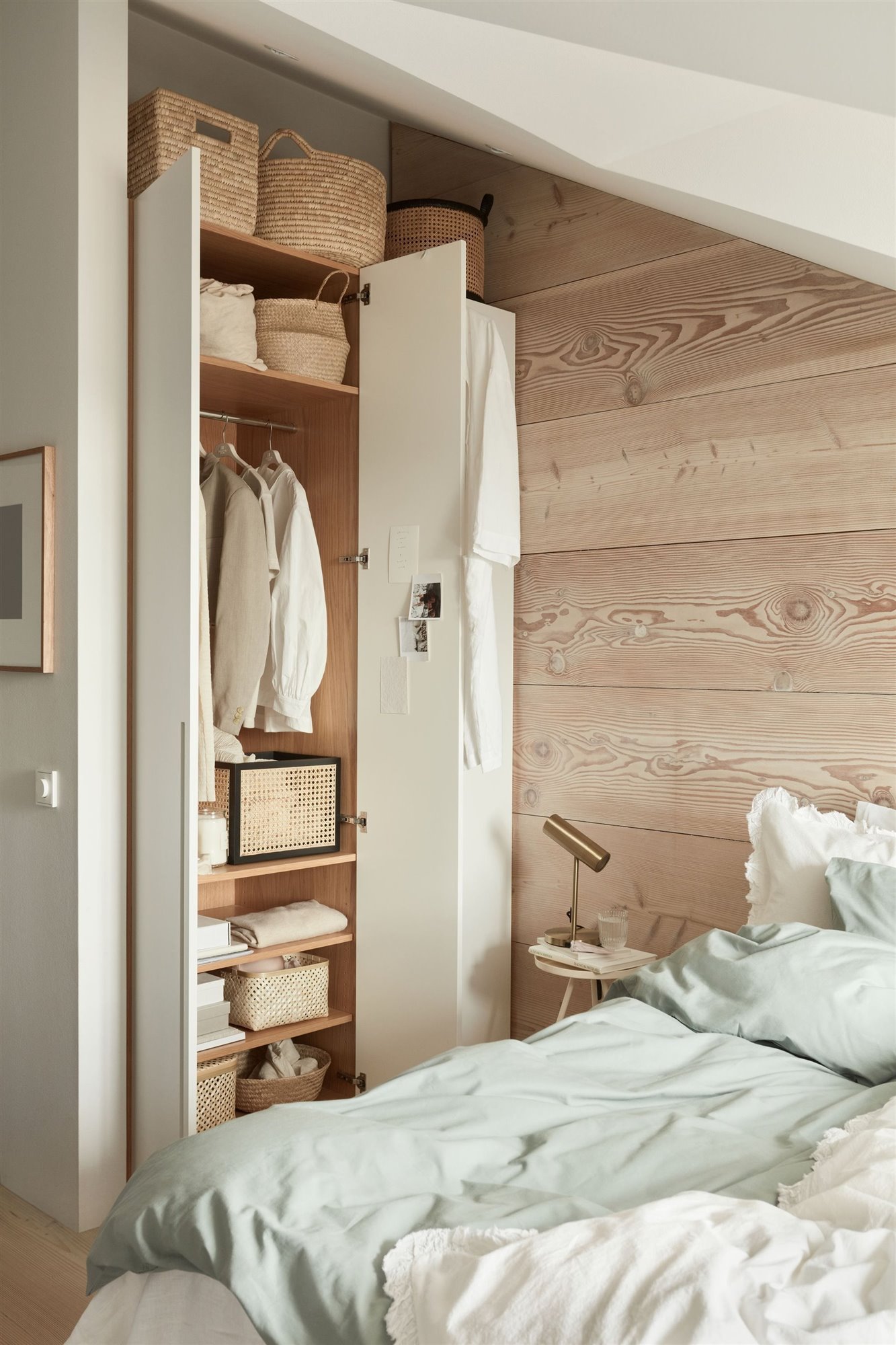 Dormitorio con paneles de madera y armario empotrado