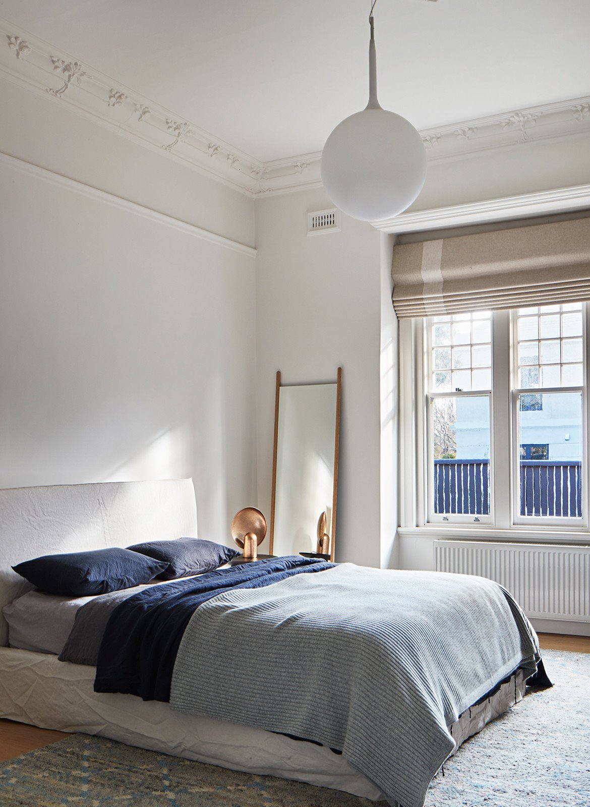 Dormitorio con espejo y ventana con luz natural. 10. La principal protagonista, la luz natural
