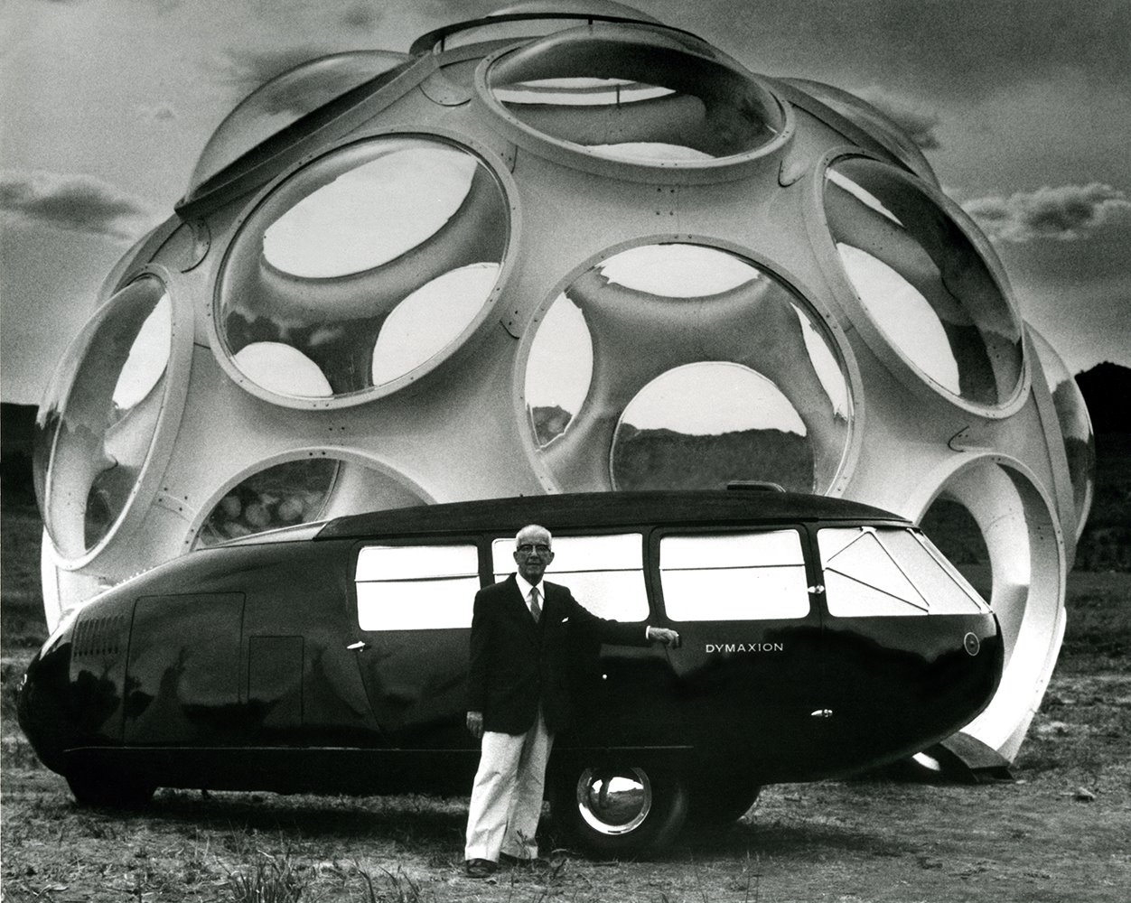 Buckminster Fuller ante el Dymaxion Car y el FlyesEye Dome durante su 85 aniversario en