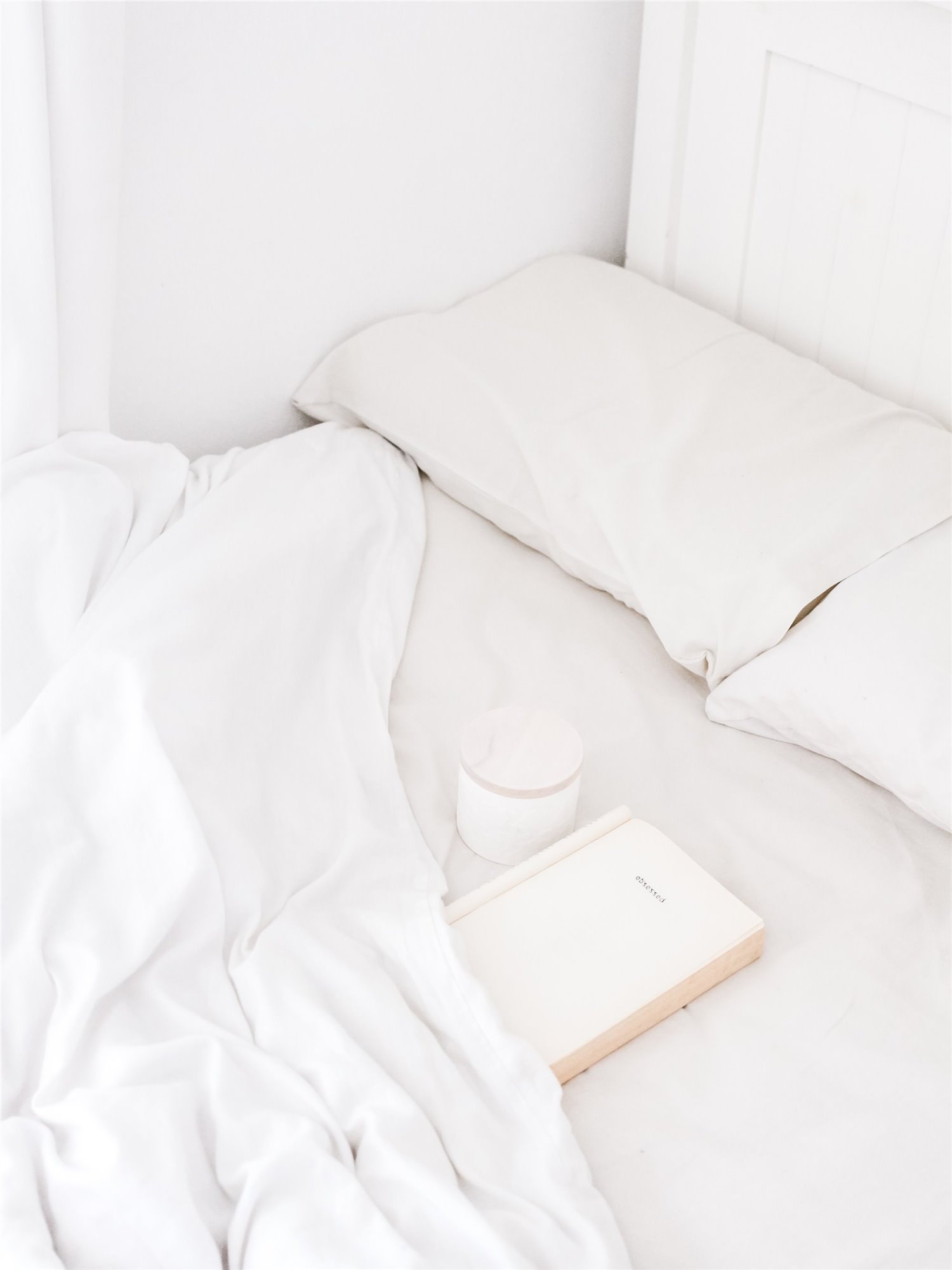 Cama con sabanas de color blanco