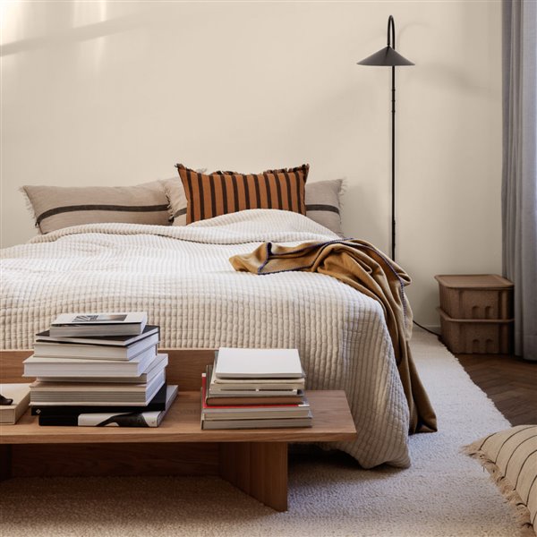Dormitorio con ropa de cama estampada de rayas