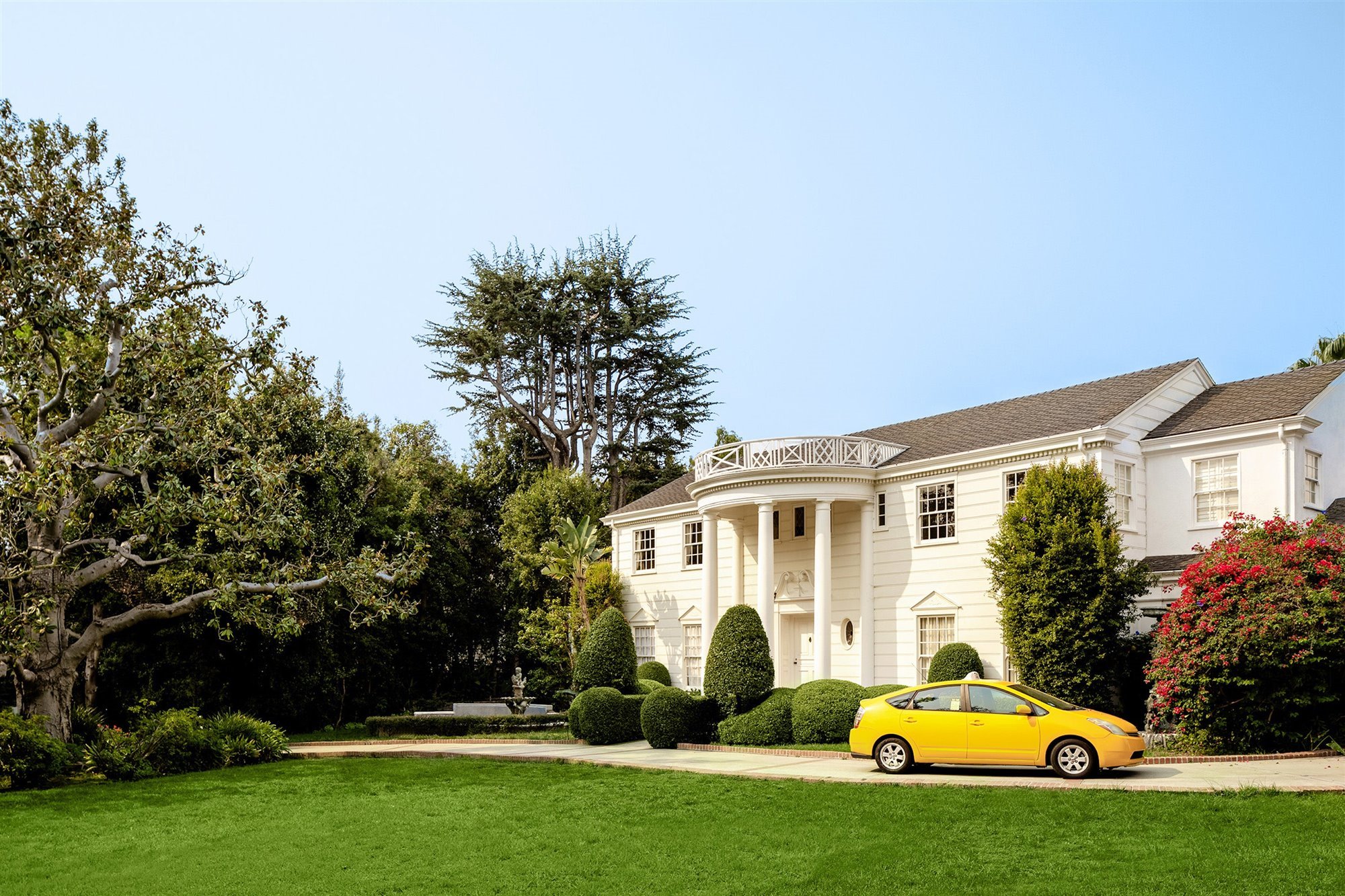 Entrada con coche amarillo de la mansión del principe de Bel Air Will Smith