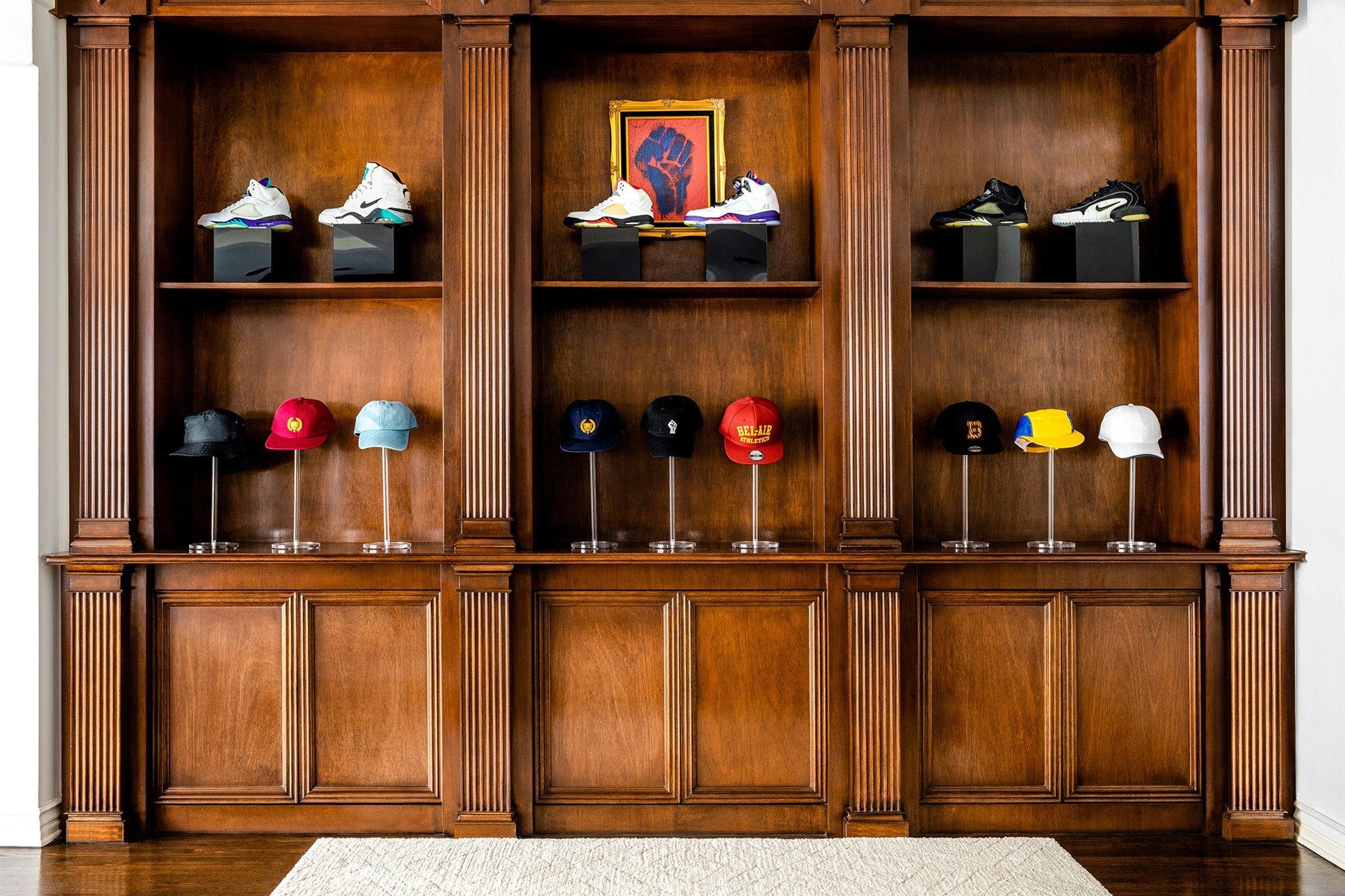 Mueble con gorras y zapatillas de la mansión del principe de Bel Air Will Smith