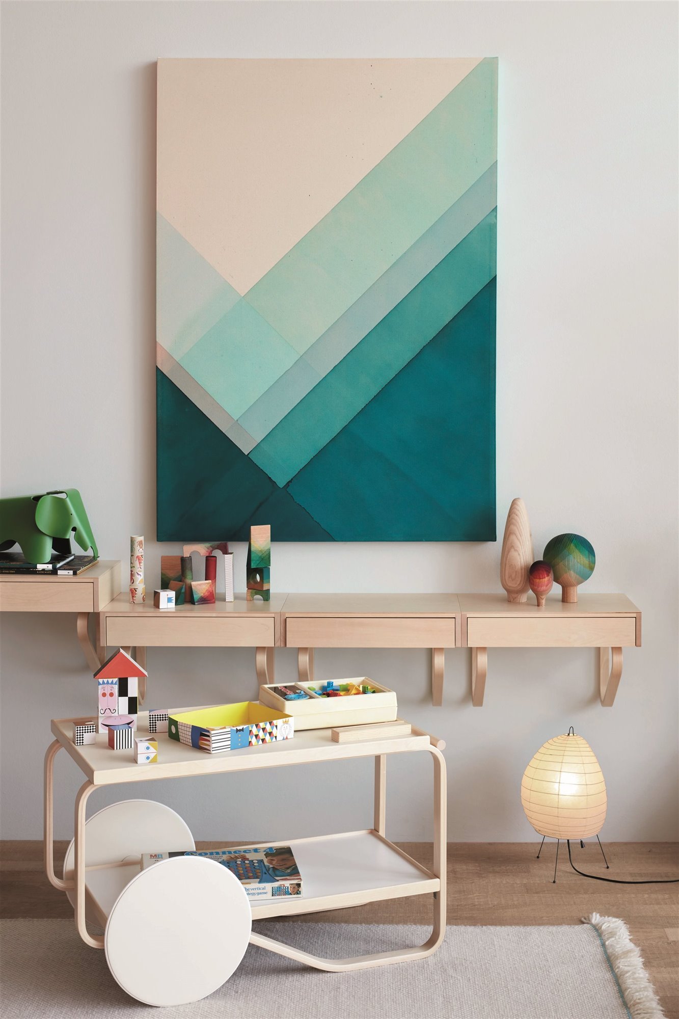 Cuadro en colores azules y carrito camarera de madera. Colección Herringbone para Vitra (2019)