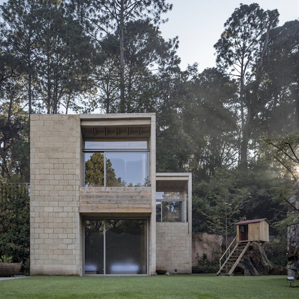Jardin con casita de madera para niños casa arquitecto Hector Barroso en Mexico