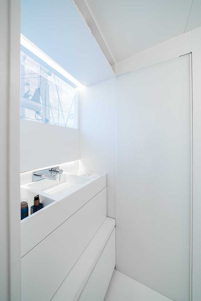 Para el revestimiento de los baños y la cocina se ha utilizado el material Krion de Porcelanosa Grupo.