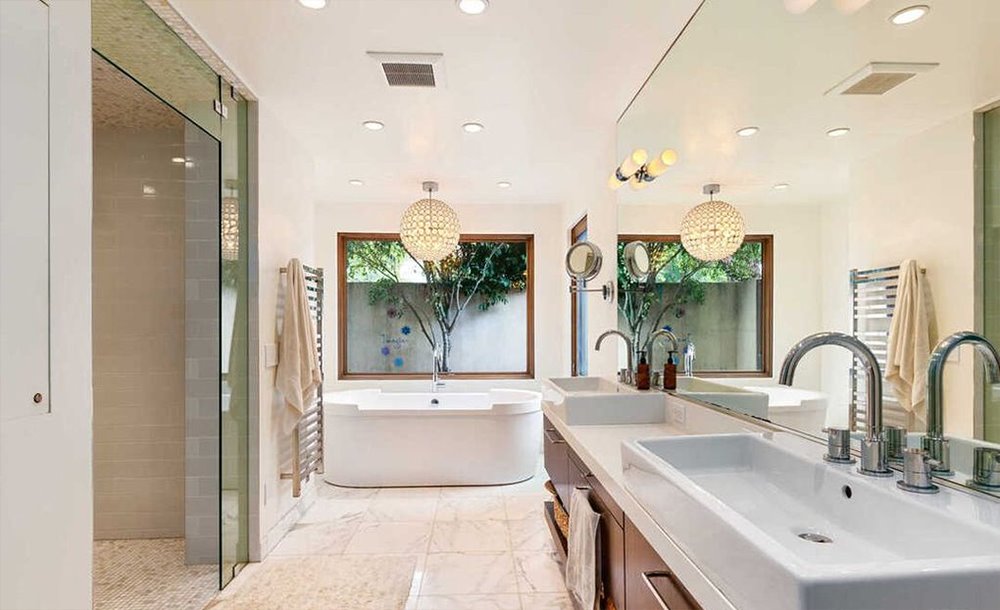 Casa en Malibu de Chris Hemsworth y Elsa Pataky baño con bañera y ducha
