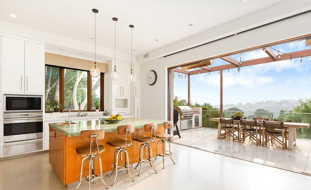 Casa en Malibu de Chris Hemsworth y Elsa Pataky cocina abierta con vistas a la terraza
