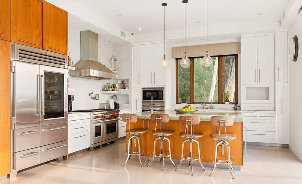 Casa en Malibu de Chris Hemsworth y Elsa Pataky cocina con muebles de aluminio y taburetes altos