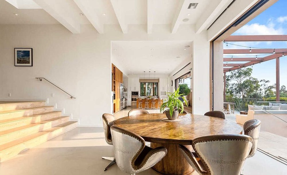 Casa en Malibu de Chris Hemsworth y Elsa Pataky comedor abierto con mesa redonda