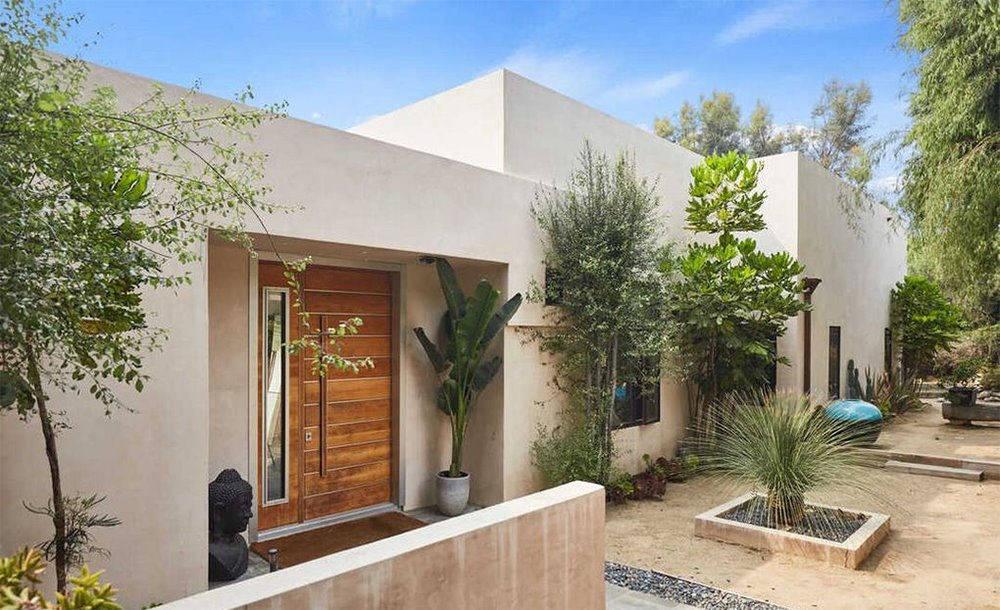 Casa en Malibu de Chris Hemsworth y Elsa Pataky entrada con palmeras