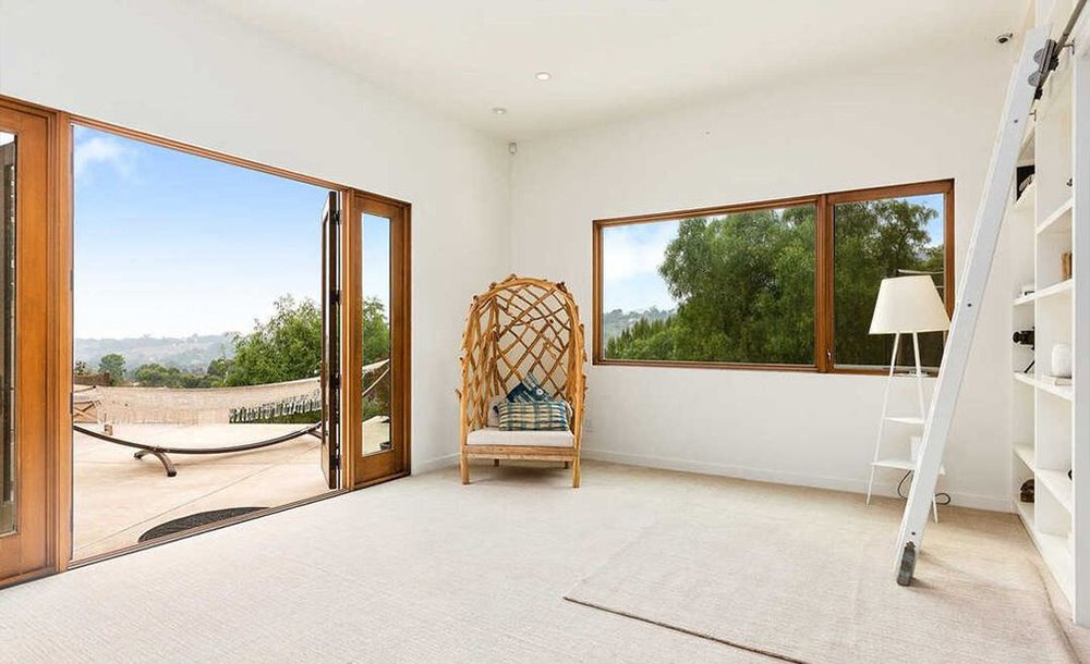 Casa en Malibu de Chris Hemsworth y Elsa Pataky gimnasio y sala de yoga