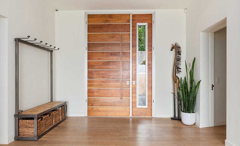 Casa en Malibu de Chris Hemsworth y Elsa Pataky recibidor con puerta de madera