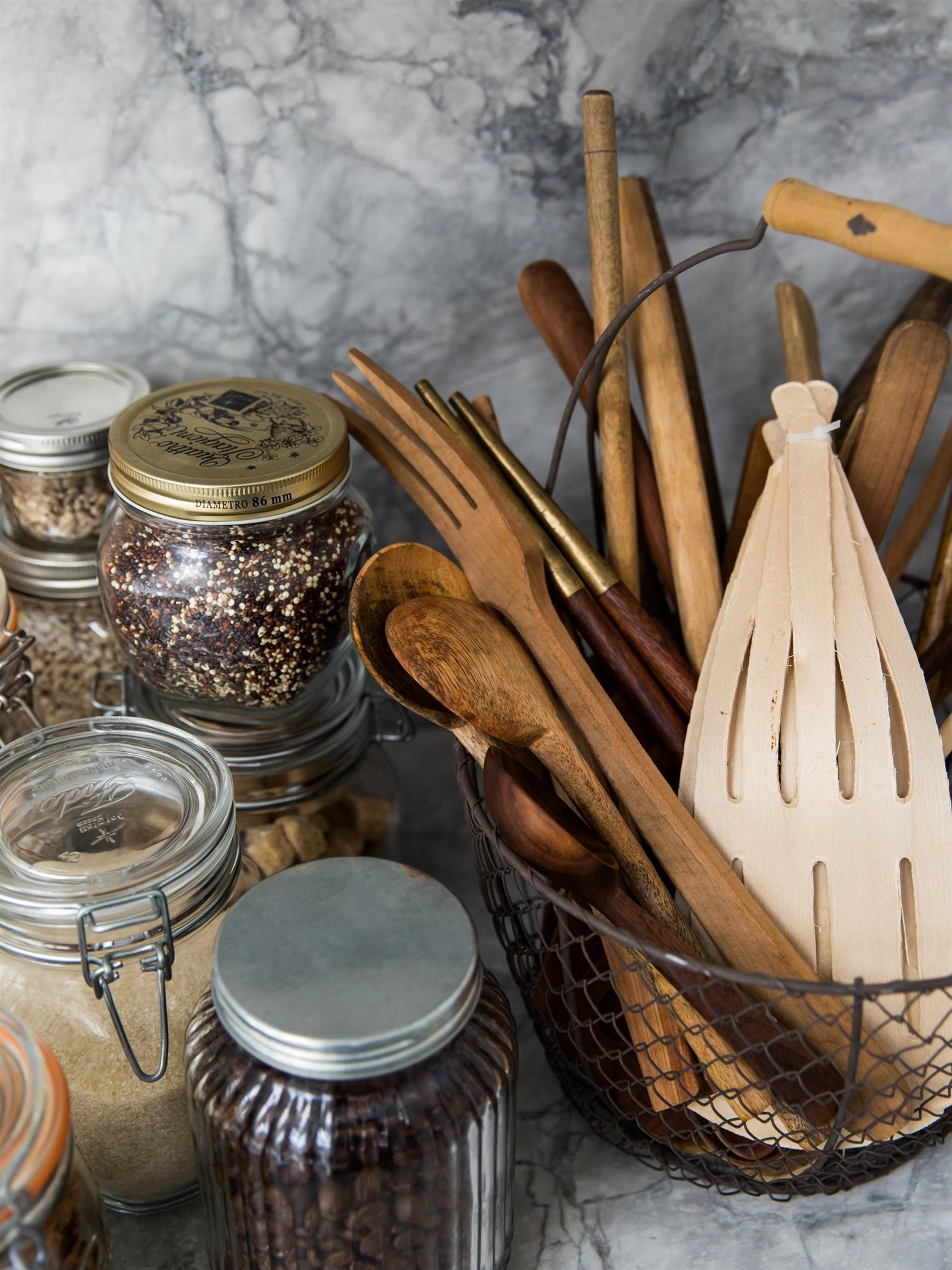 Cocina con pequeños botes apreovechados para guardar especies