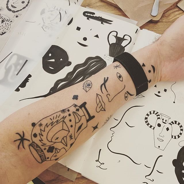 Brazo tatuado Jaime Hayon