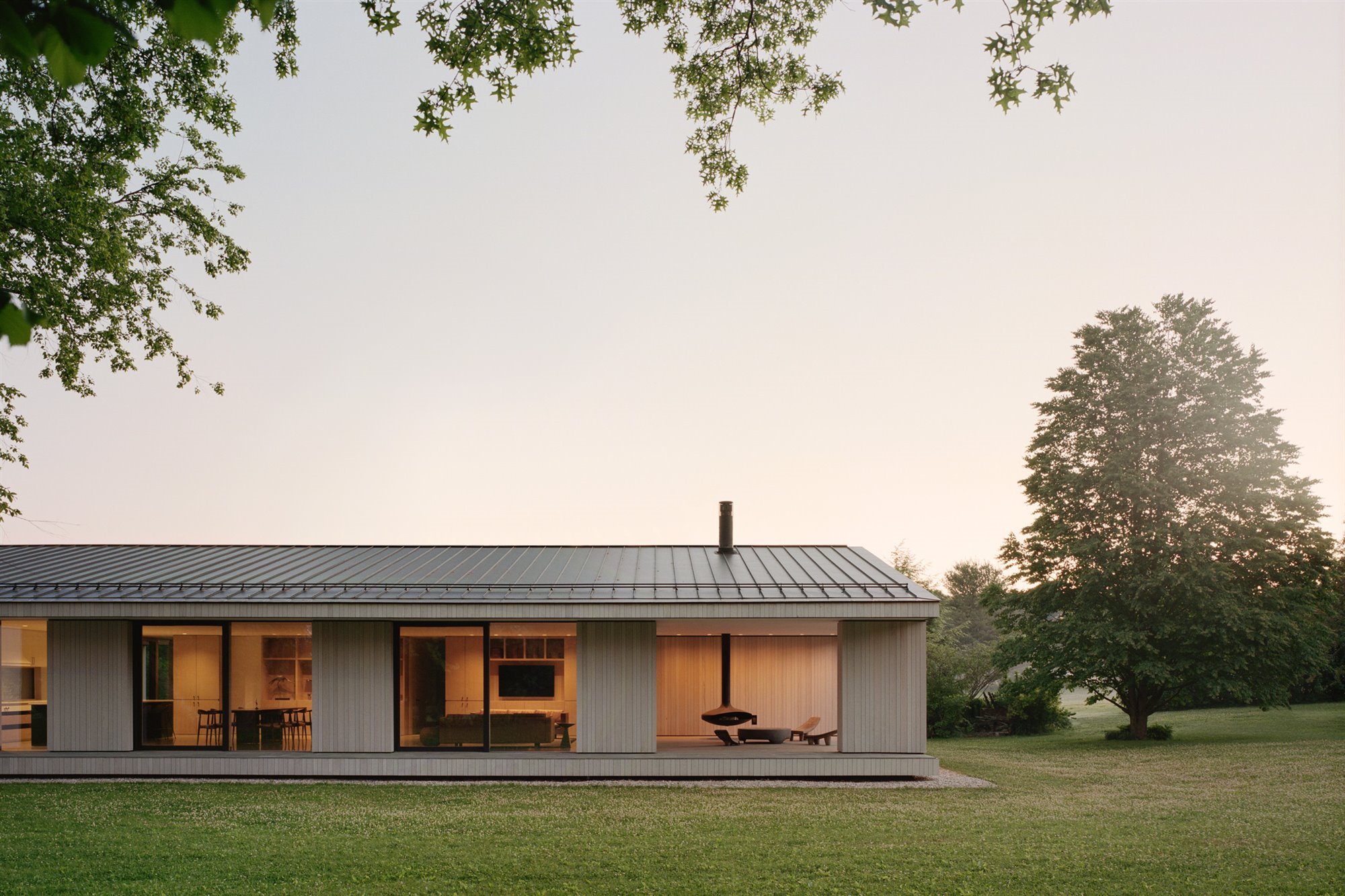 Casa con chimenea en mitad del bosque