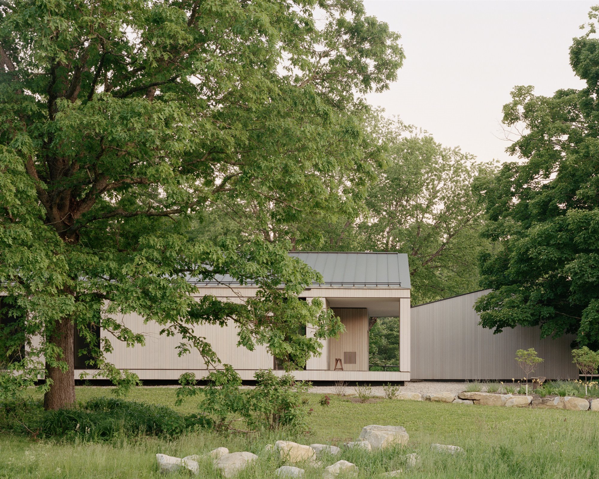Casa con techos inclinados en mitad del bosque