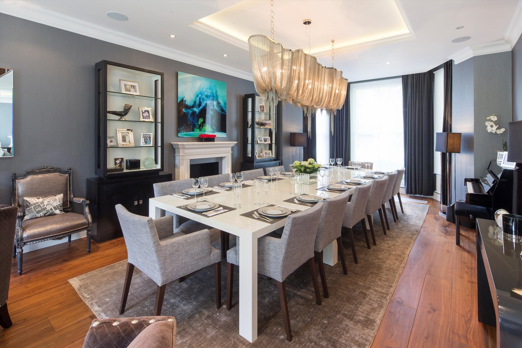 Comedor con chimenea Casa Rihanna en Londres