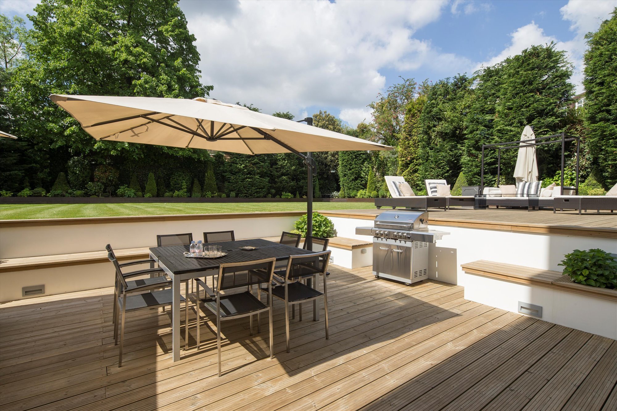 Comedor exterior con sombrilla casa rihanna en londres