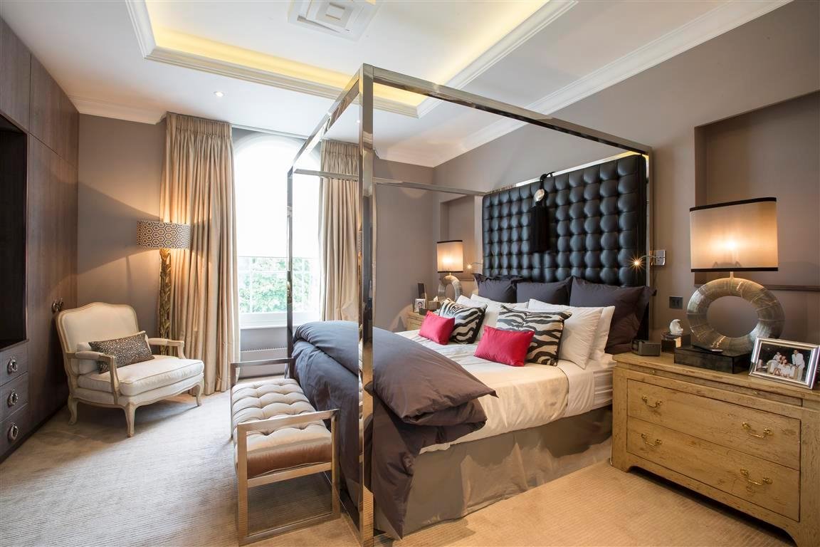 Dormitorio cama con dosel metalizado casa Rihanna en Londres