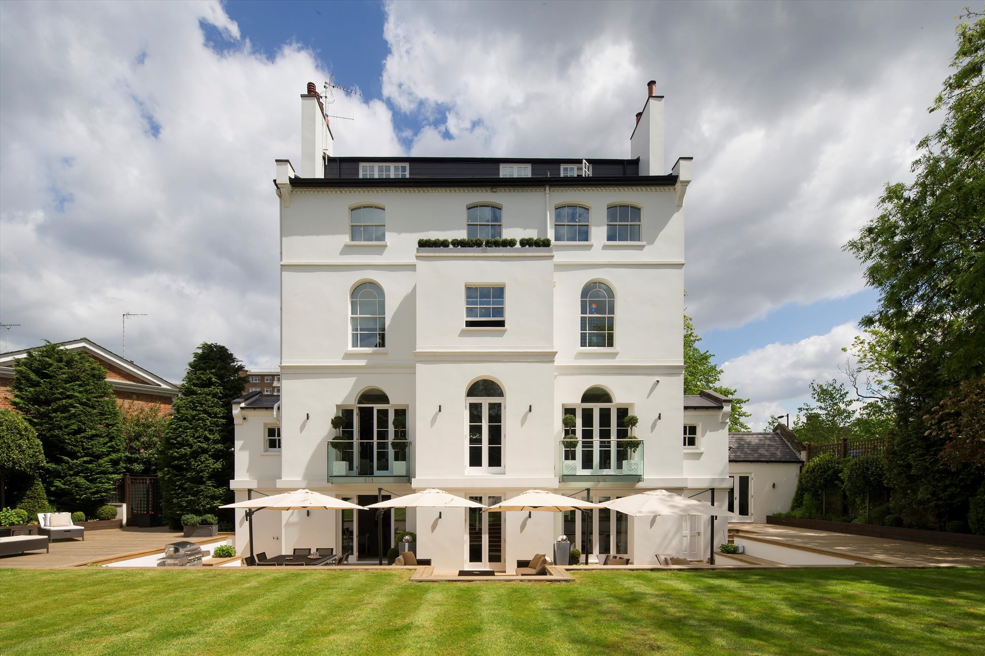 Fachada hacia el patio de la casa de Rihanna en Londres