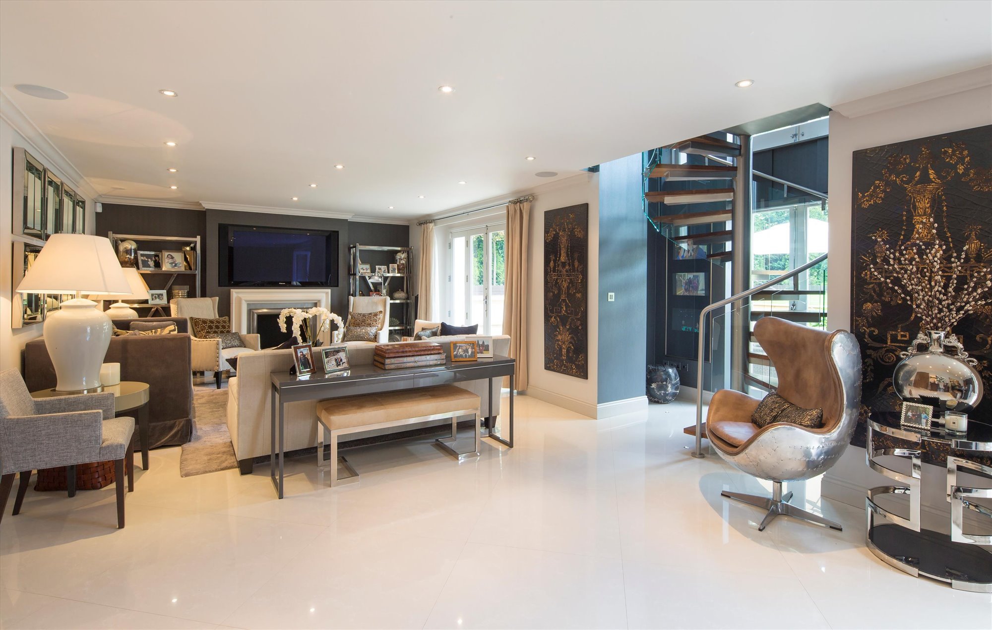 salon con escalera casa Rihanna en Londres