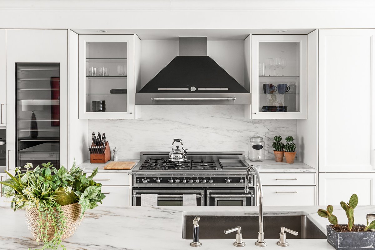 Cocina con campana extractora de estilo industrial