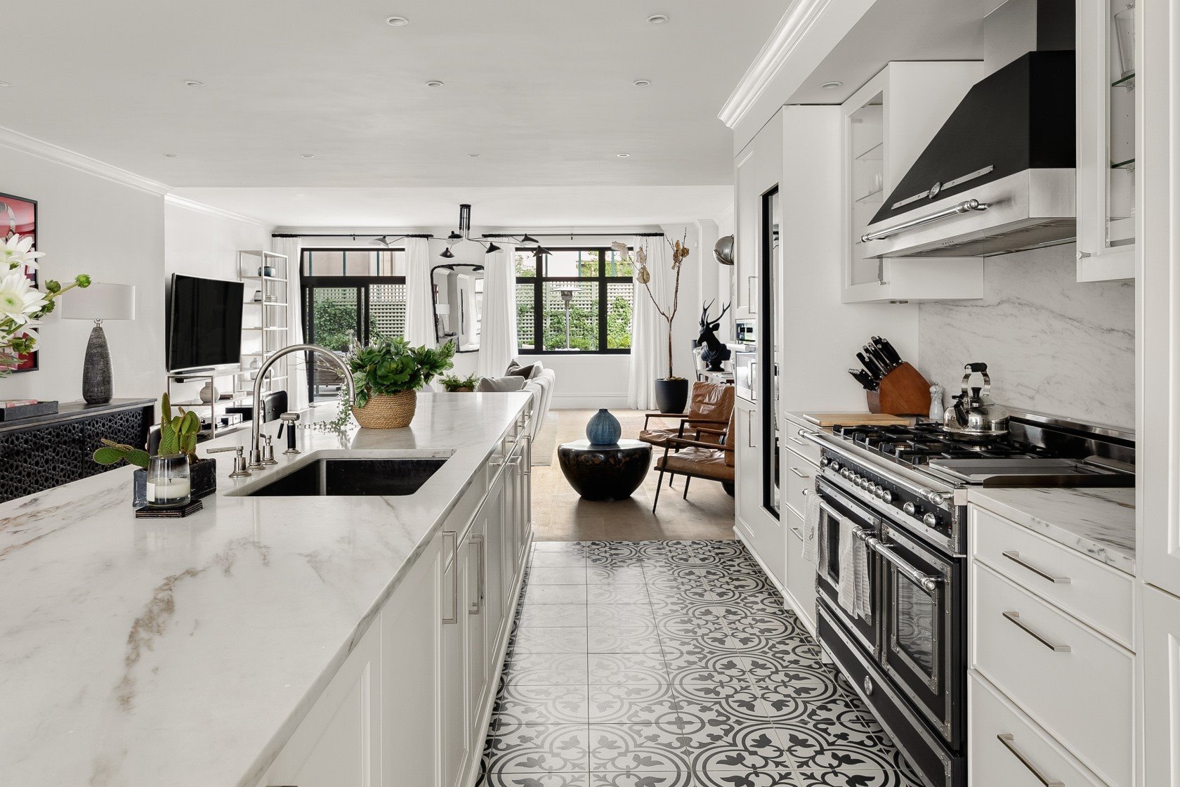 Cocina con suelo de mosaico y electrodomesticos de estilo vintage de la casa de Joe Jonas y Sophie Turner