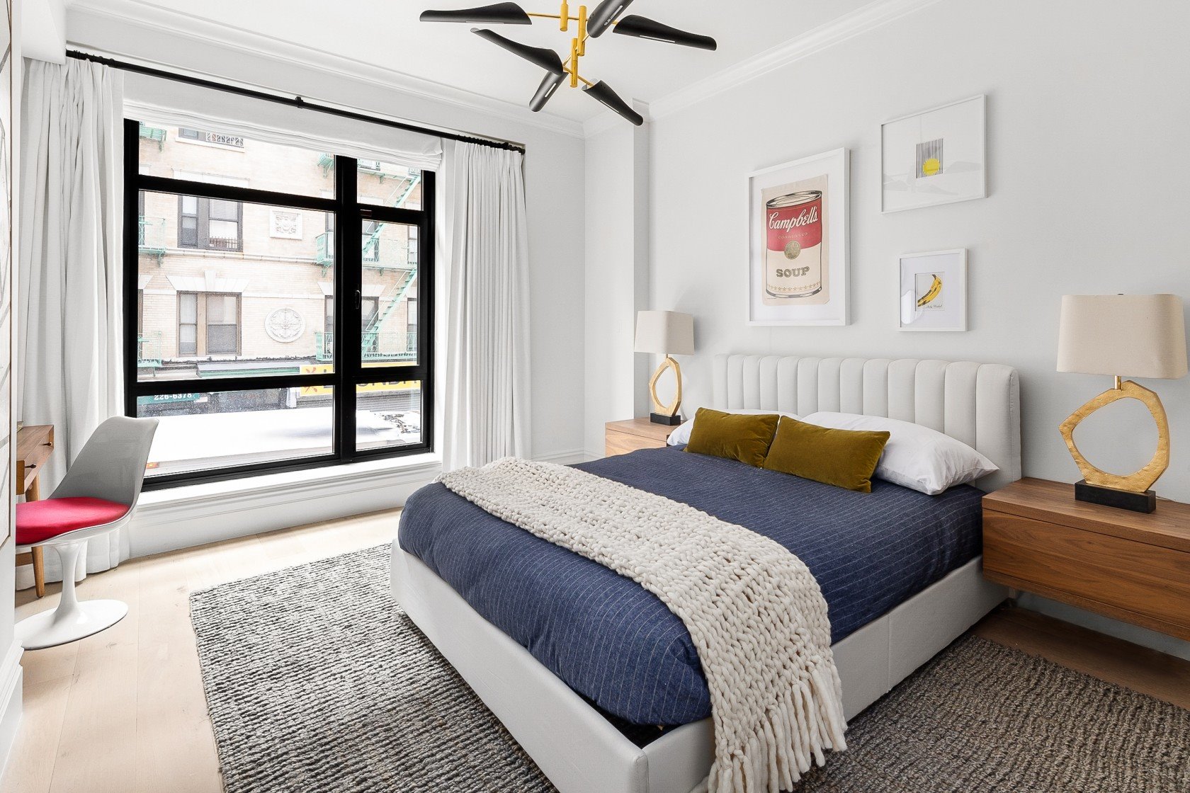 Dormitorio con lampara en el techo de la casa de Sophie Turner y Joe Jonas en Nueva York