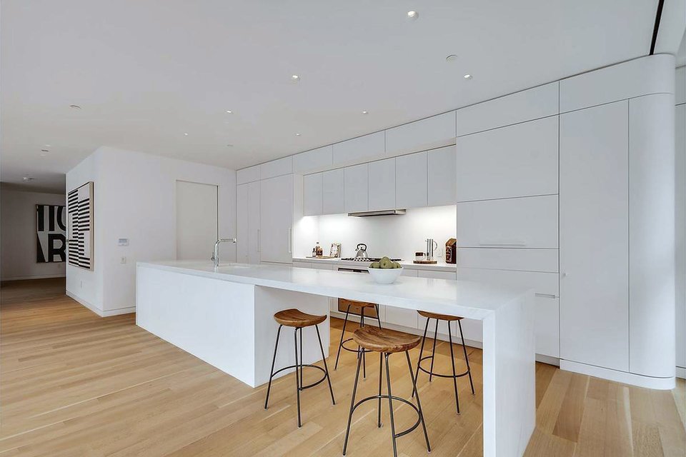 Cocina en barra del apartamento en nueva york de la serie succession